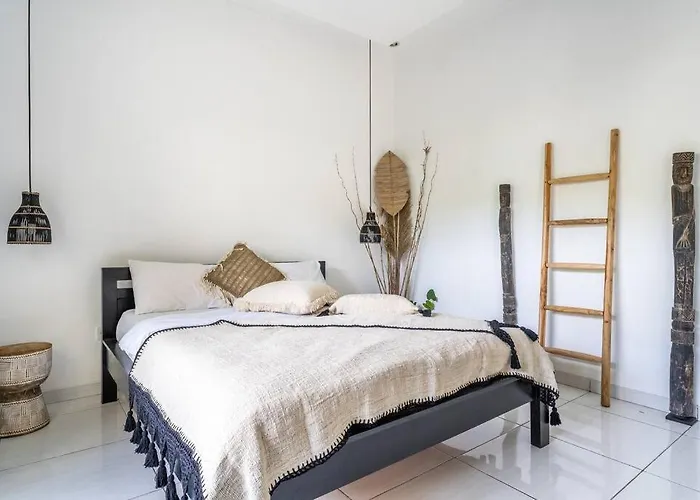 Charming 3 Bedroom Close Berawa تْشانغو